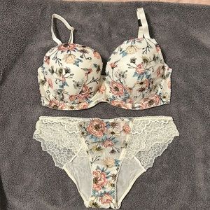 NWT Victoria’s Secret Floral Bra - 34 DDD